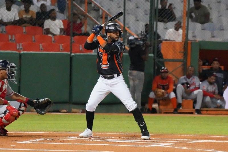 Gilberto Celestino tomando un turno al bate con los Toros del Este.